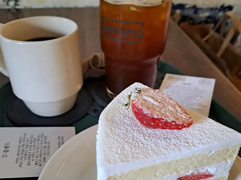 커핑의 핸드드립 커피와 케이크