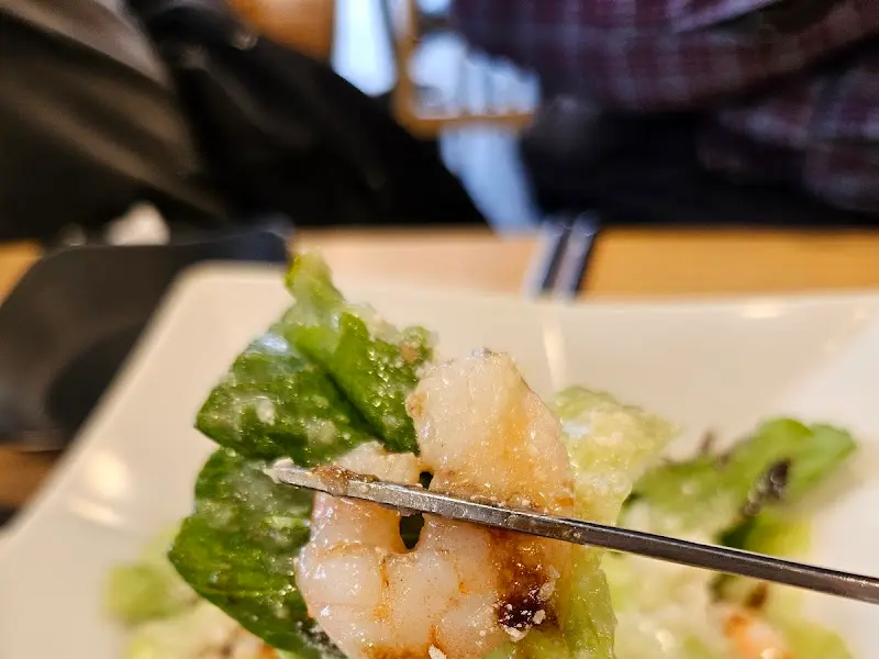 샐러드를 집는 젓가락