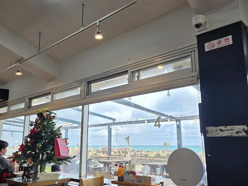 창밖으로 보이는 바다 뷰