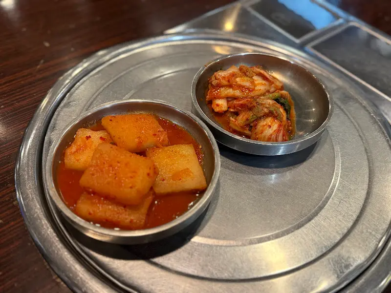 중앙해장 밑반찬 김치와 깍두기