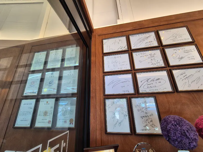 벽에 붙은 싸인들