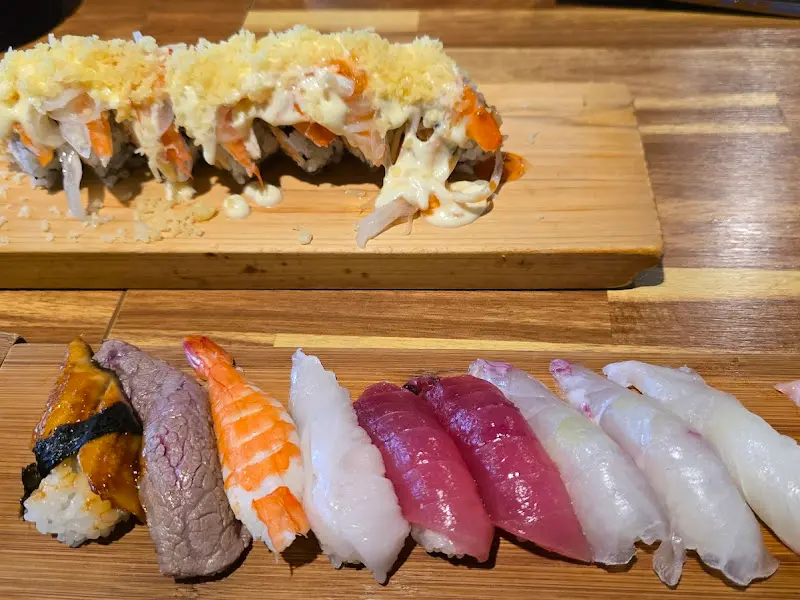 연어롤과 모듬초밥