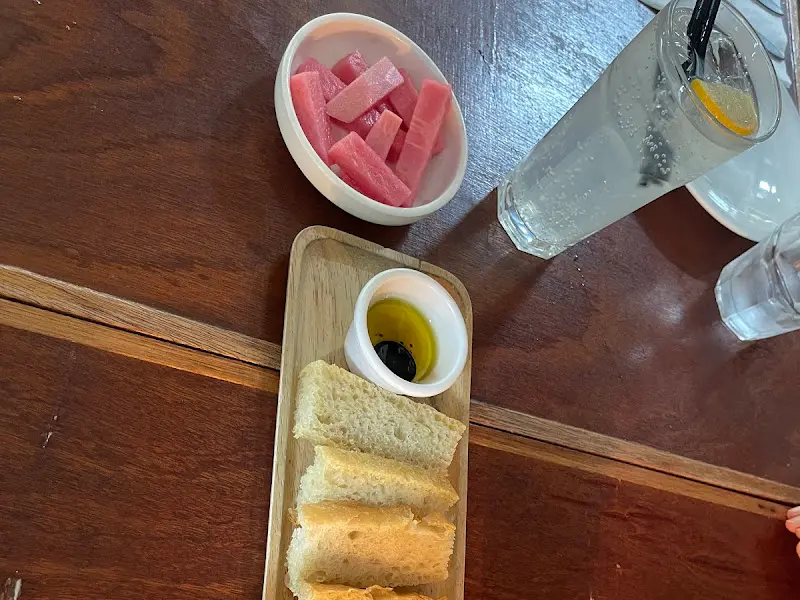 식전빵, 피클, 음료