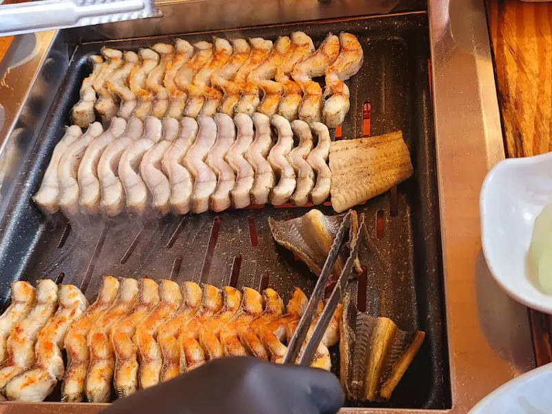 숯불 위에서 구워지는 장어