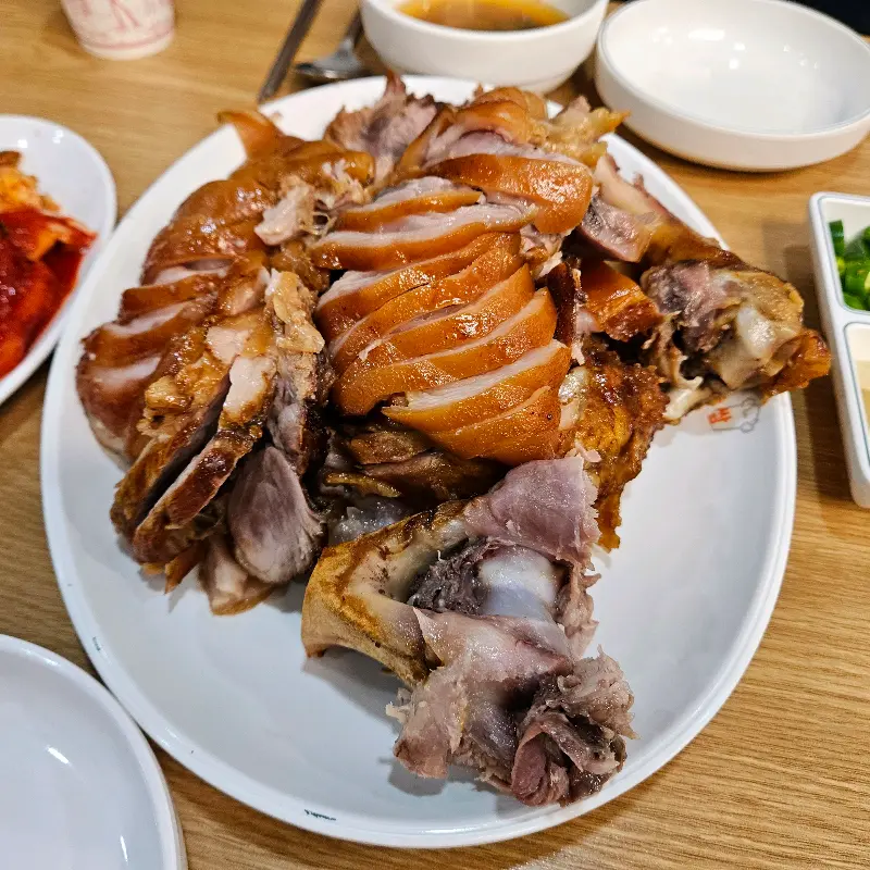 윤기가 흐르는 족발 한 상차림