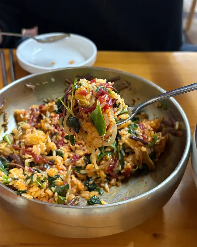 숟가락으로 육회비빔밥을 떠올린 모습