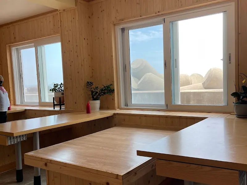 창밖으로 보이는 바다 풍경