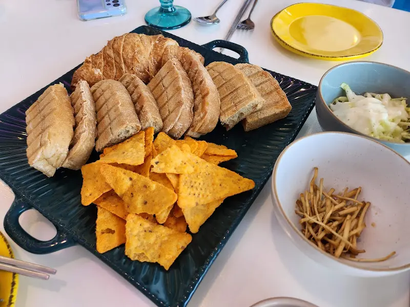 빵, 나초, 샐러드