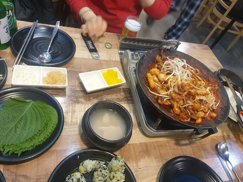 철판 쭈꾸미볶음 한 상 차림