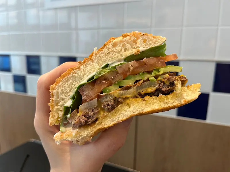 반으로 잘린 아보카도 버거 단면