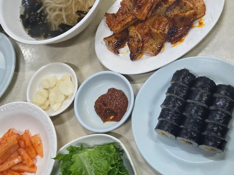 돼지불고기, 김밥, 오징어볶음 한 상 차림
