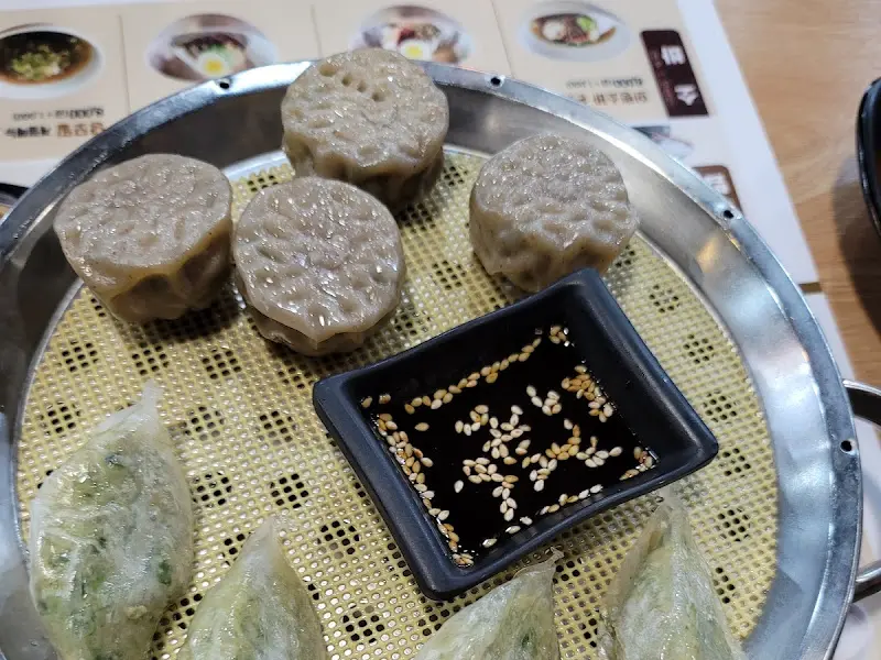 윤기가 흐르는 잎새만두