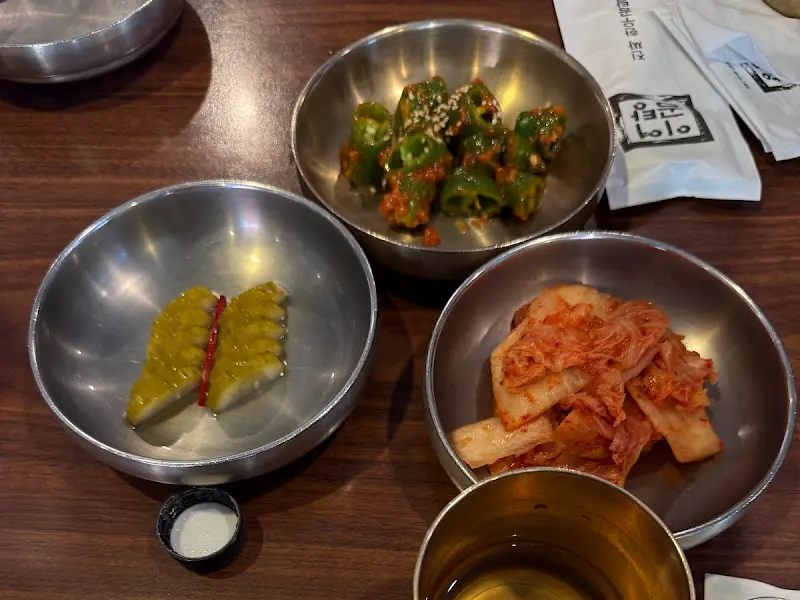 놋그릇에 담긴 김치와 깍두기