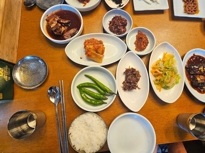 낭주식당 백반 한 상 차림