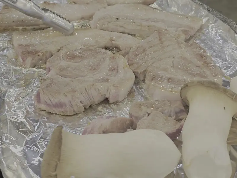 숯불 위에 구워지는 돼지고기