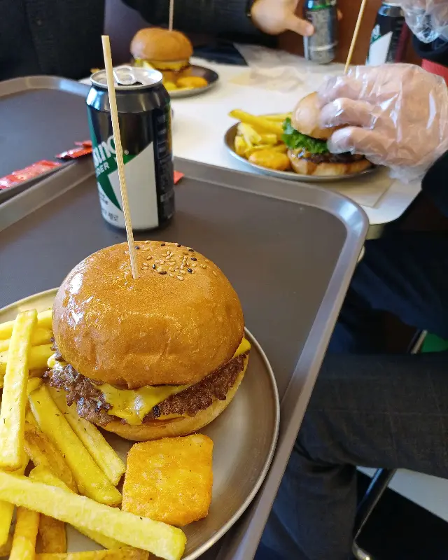 더블치즈 버거와 오지치즈 프라이