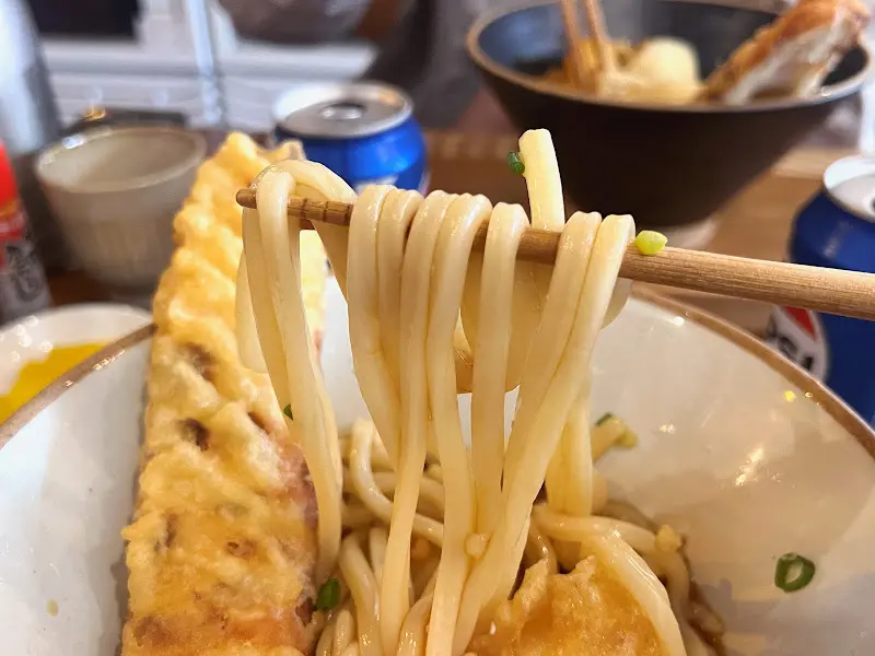 면장우동 젓가락으로 면 들기