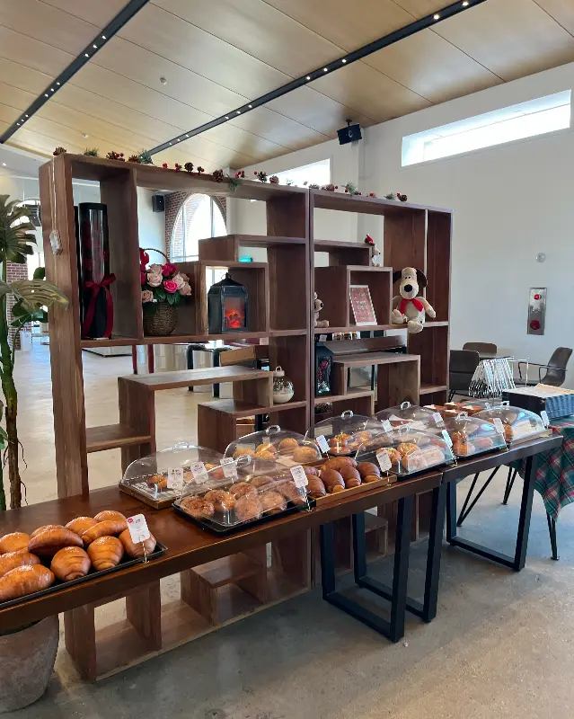 다양한 빵이 진열된 모습