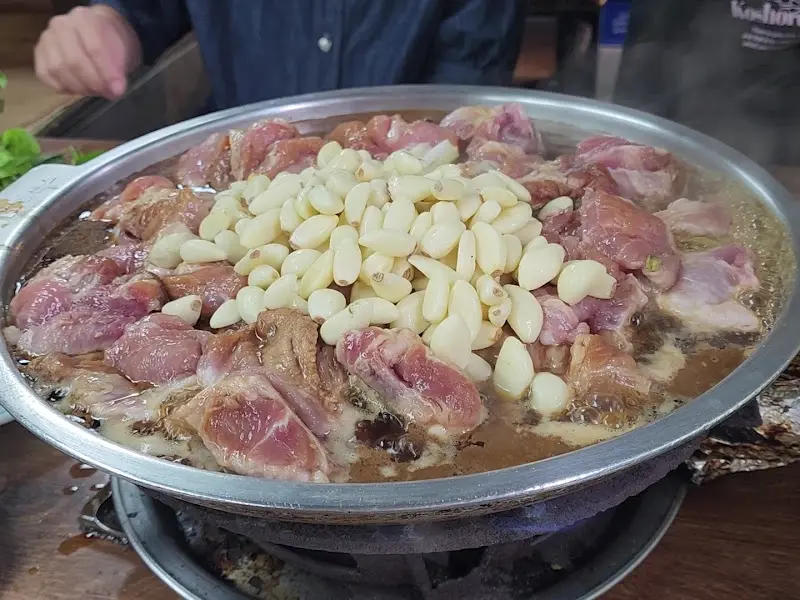 마늘이 듬뿍 올려진 물갈비
