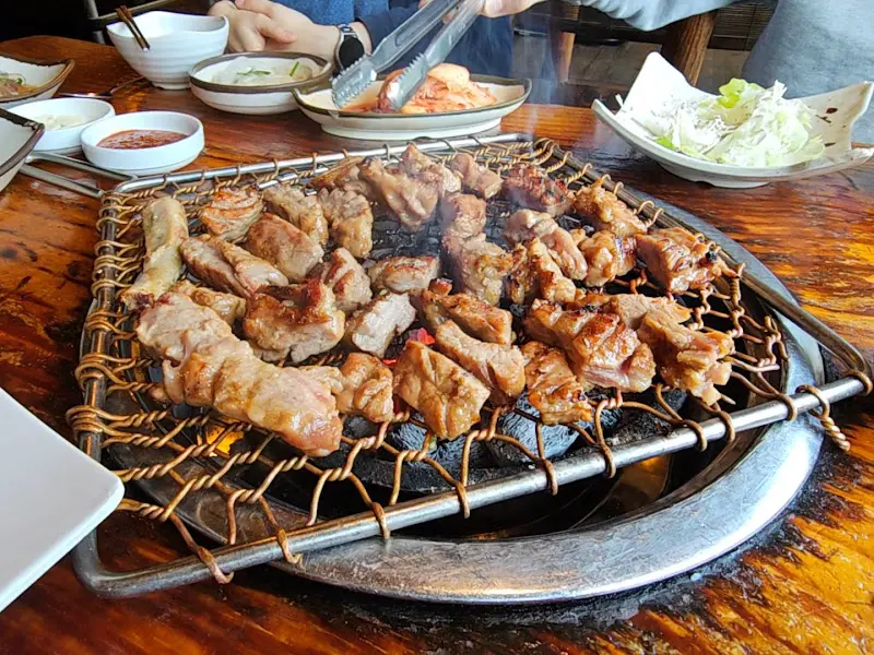 돼지갈비 굽는 모습