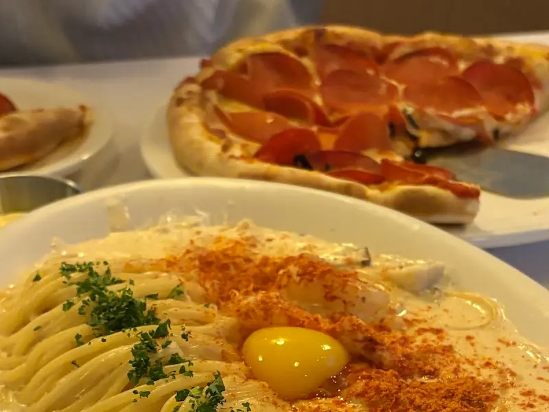 페퍼로니 피자와 매콤 크림 파스타