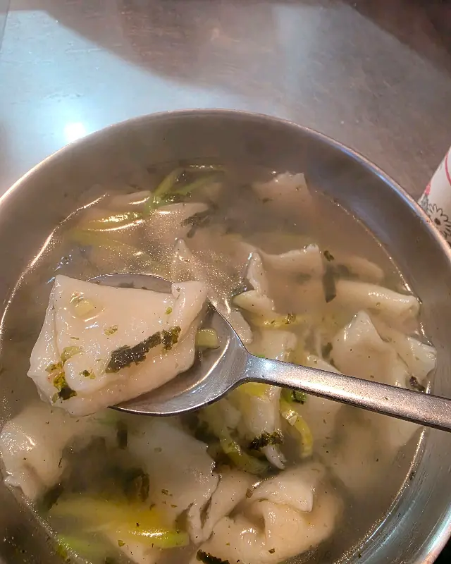 숟가락으로 떠올린 만두칼국수