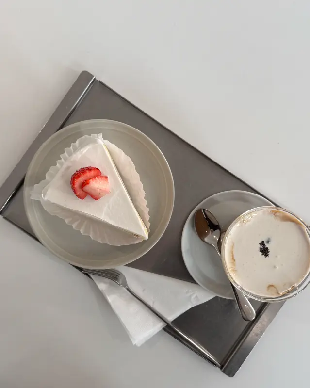 딸기 케이크와 호픈라떼