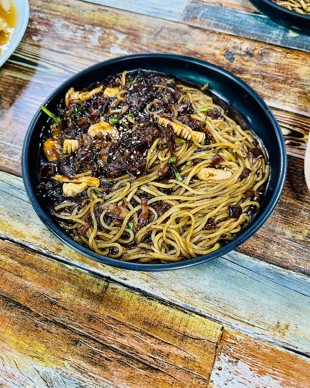 윤기가 흐르는 짜장면