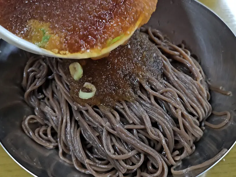 소바에 육수를 붓는 모습