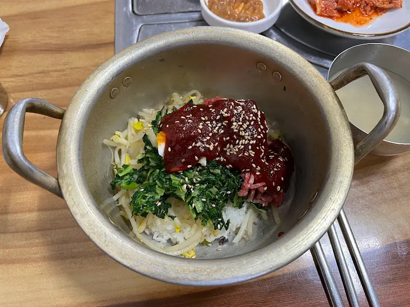 육회비빔밥 비비는 모습