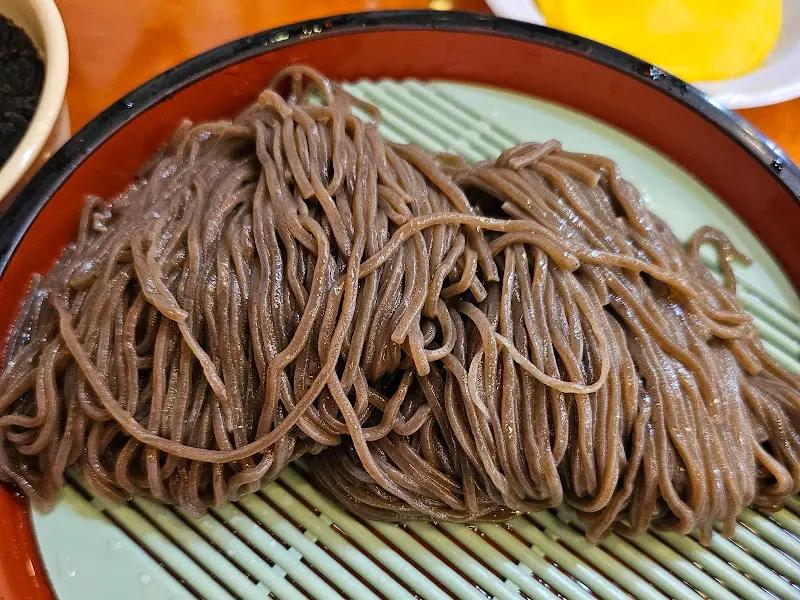 소복하게 담긴 모밀 면발