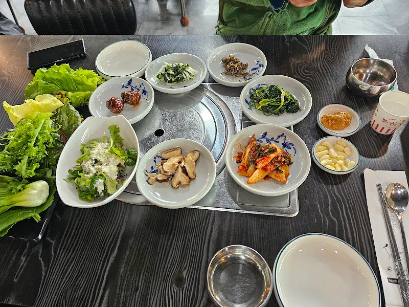 푸짐하게 차려진 쌈밥 정식 한 상