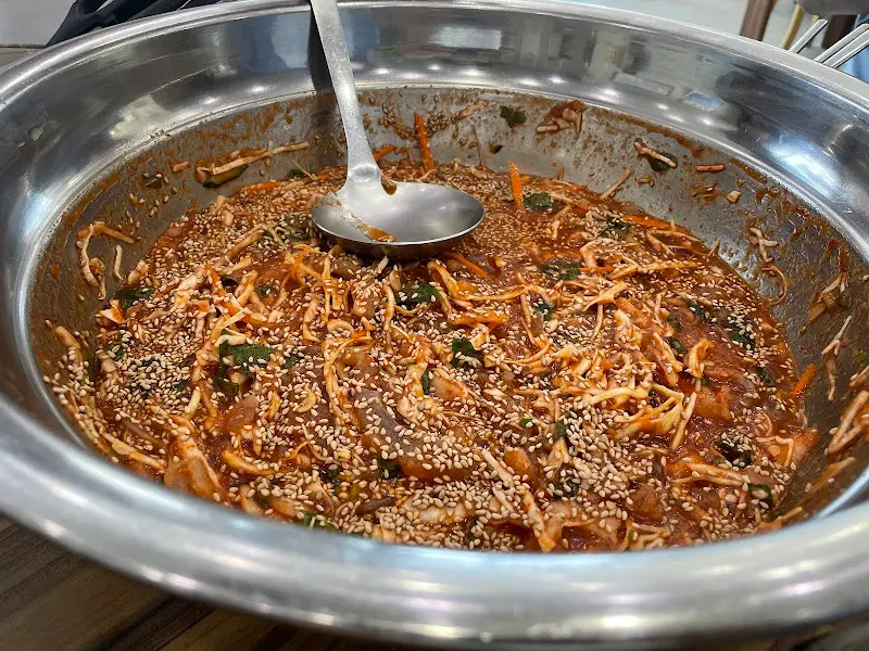 스테인리스 대접에 담긴 물회