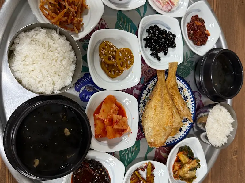 푸짐한 백반 정식 한 상