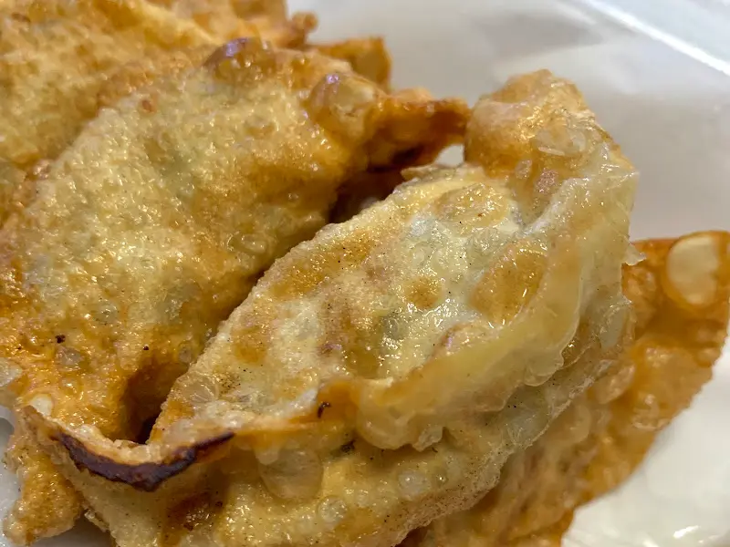 갓 튀겨져 나온 군만두