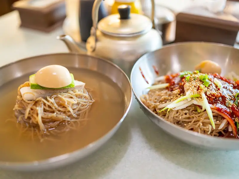 물냉면과 비빔냉면의 조화