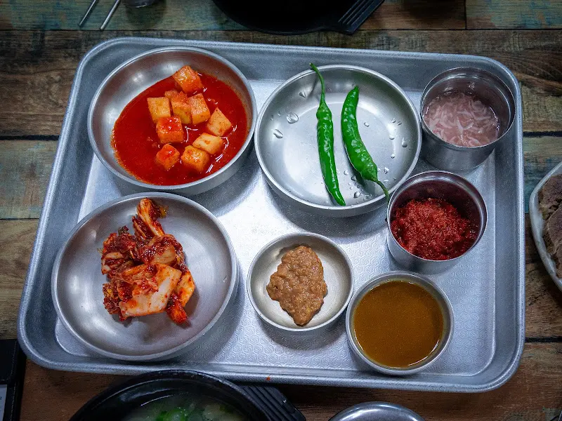 수육백반의 정갈한 반찬 구성