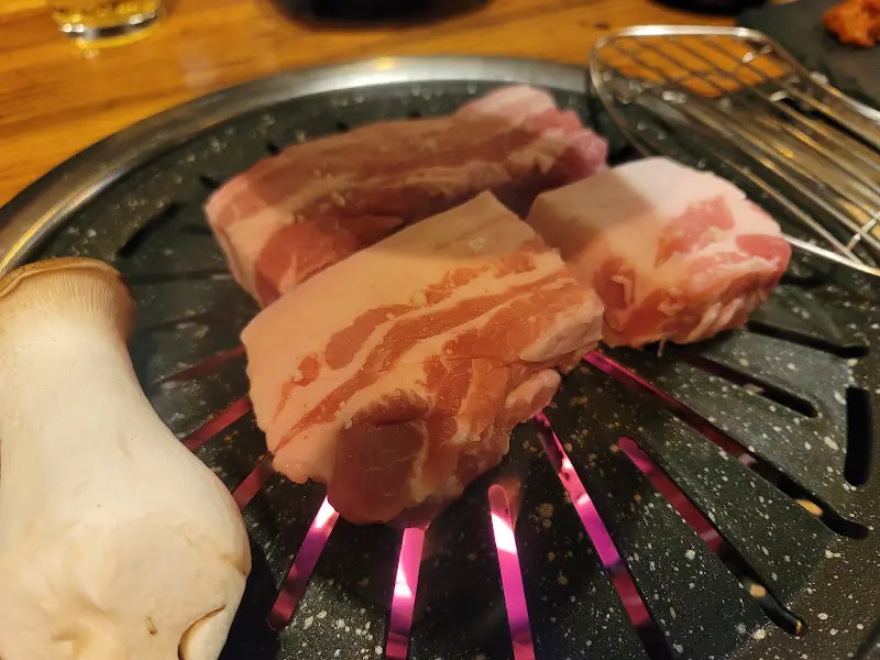 숯불 위에서 익어가는 오겹살