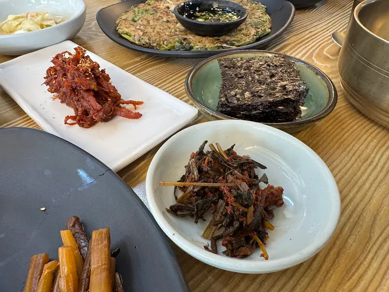 정갈하게 담겨 나온 다양한 반찬들