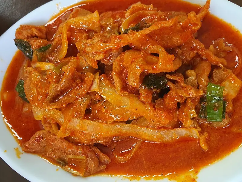 매콤한 양념에 버무려진 두루치기