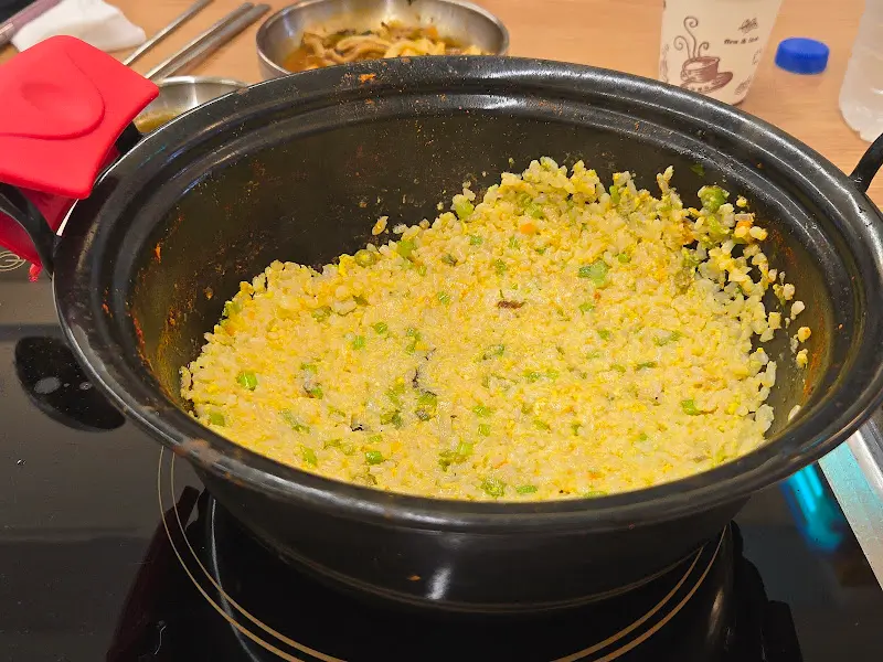 볶음밥이 완성된 모습