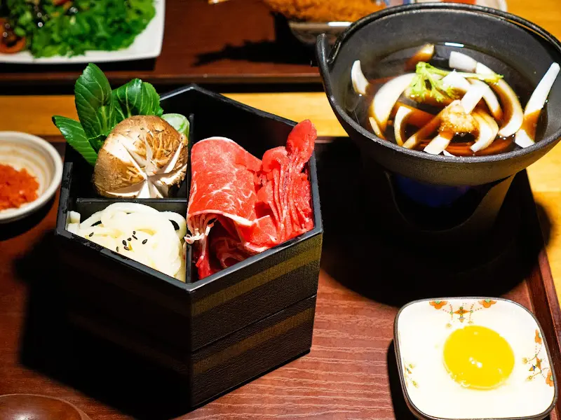 따뜻한 국물이 일품인 스키야키 반상