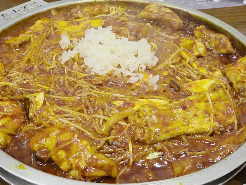 매콤한 양념에 버무려진 복불고기