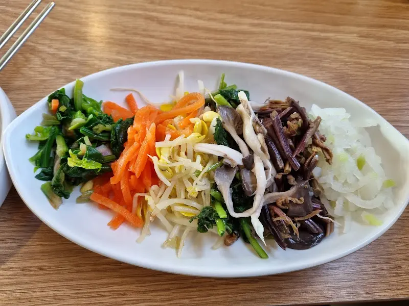 보리밥 정식에 나오는 다양한 나물