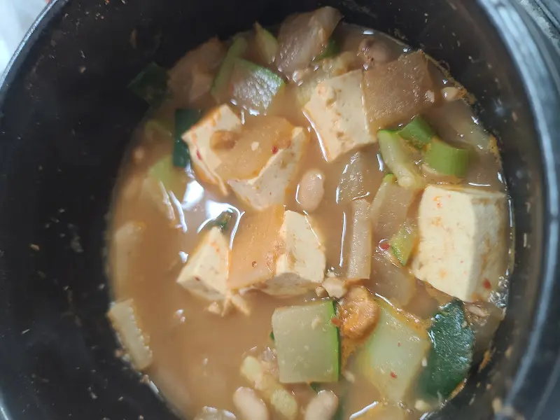 뚝배기에 담겨 보글보글 끓고 있는 청국장