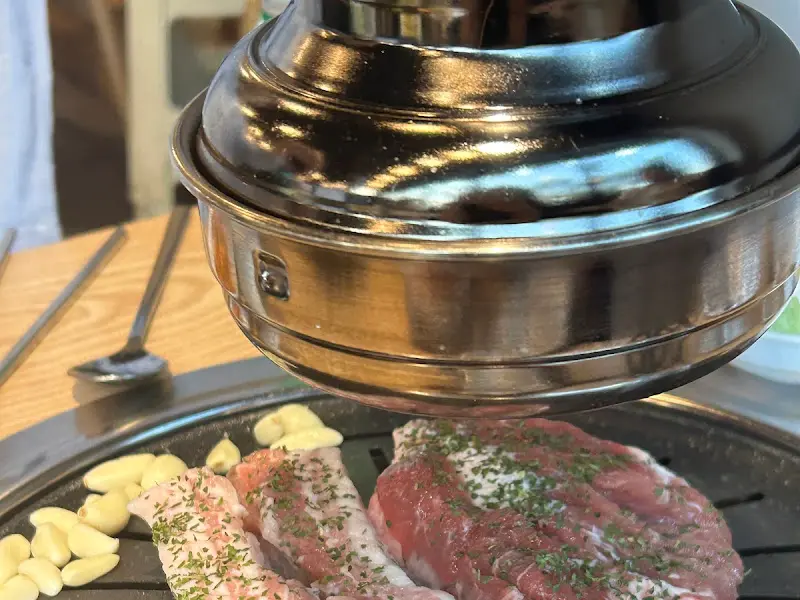 불판 위에서 익어가는 숙성 삼겹살