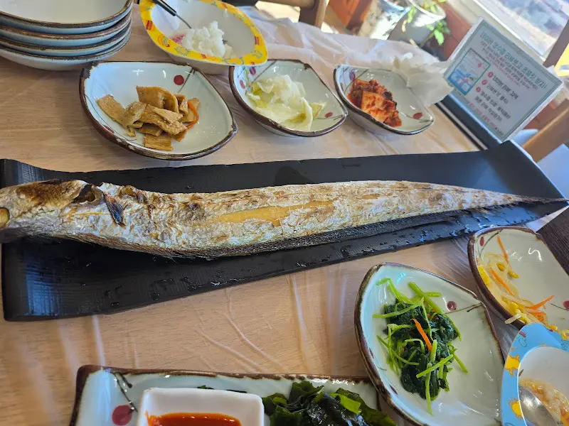 통갈치구이 한 마리가 검은 접시에 담겨 나온 모습