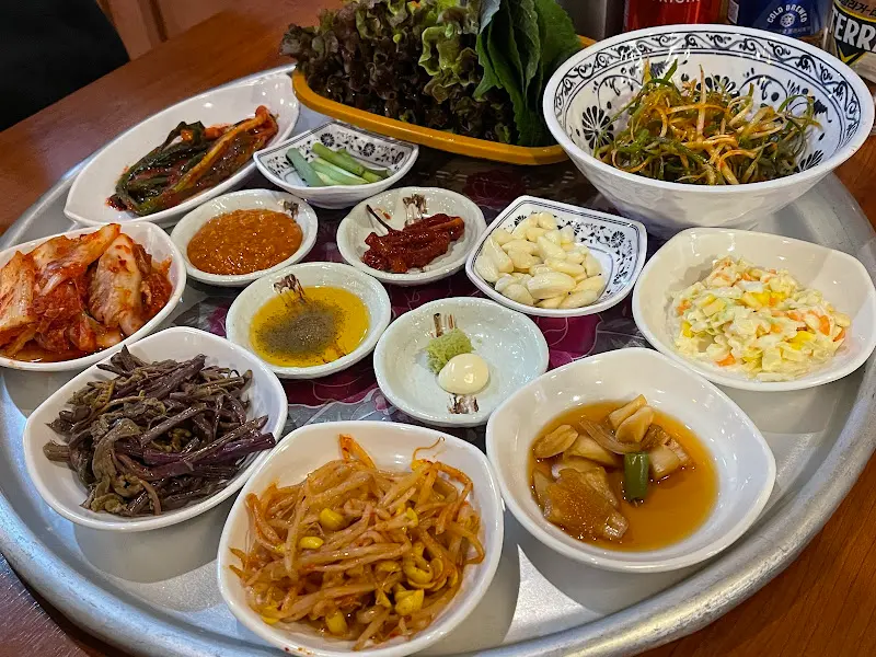 푸짐한 밑반찬 구성