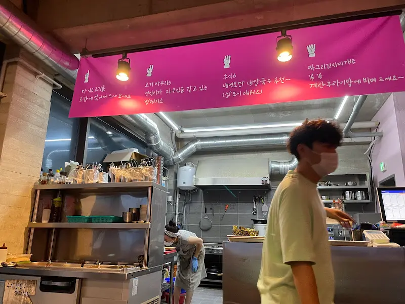 분주한 주방의 모습