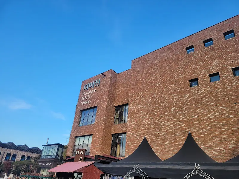 붉은 벽돌 건물의 웅장한 외관